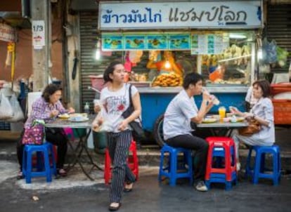 Puesto de comida en la calle Soi 38, paraíso de 'streetfood' en Bangkok durante 40 años abocado a la desaparición.