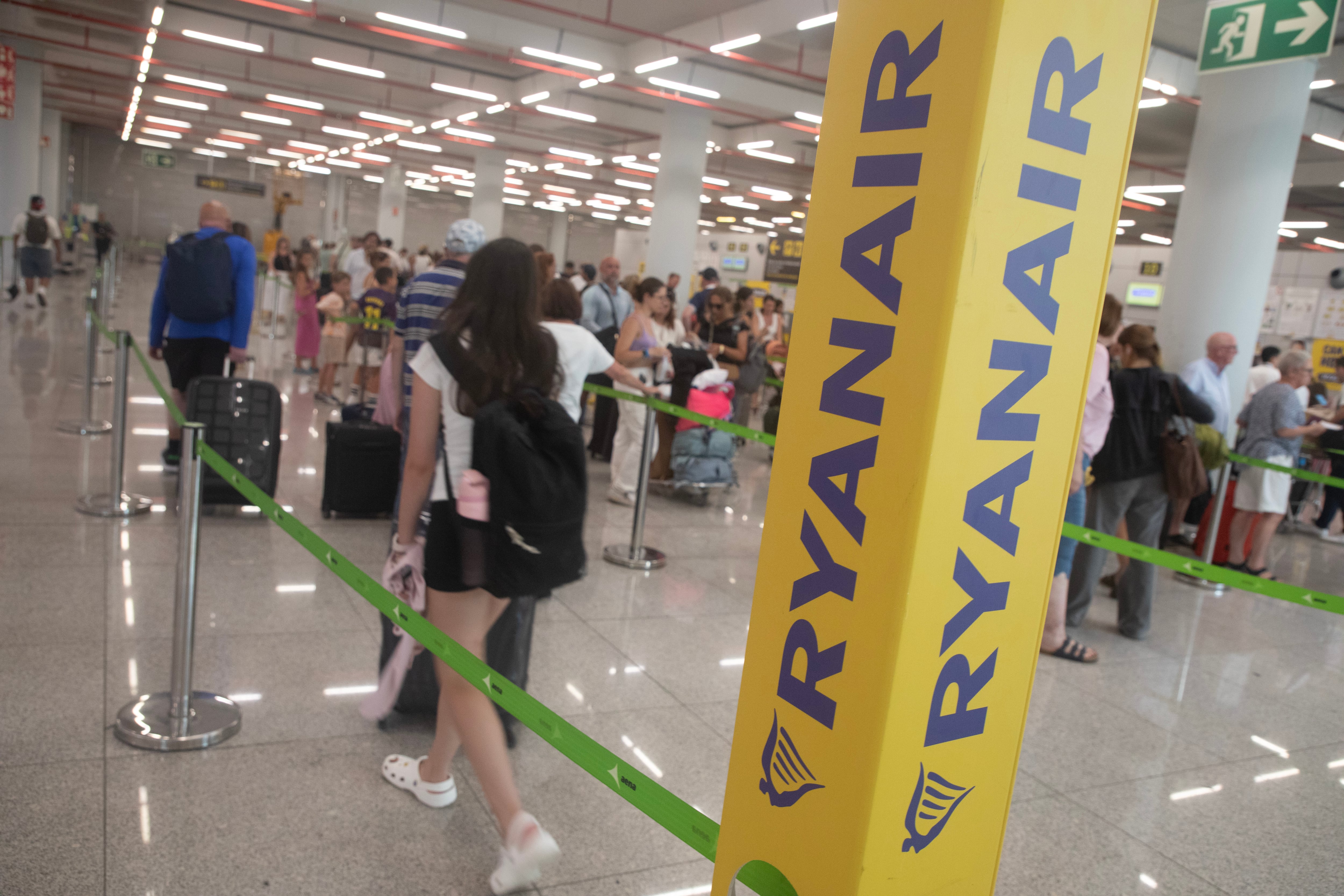 Pasajeros frente al mostrador de facturación de Ryanair en el aeropuerto de Palma de Mallorca.