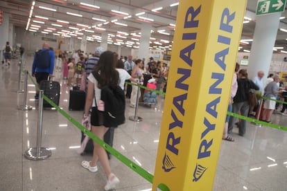 Pasajeros frente al mostrador de facturación de Ryanair en el aeropuerto de Palma de Mallorca.