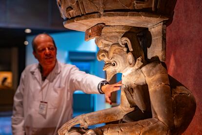 Sergio Gonzlez junto a la escultura de Huehuetotl de Cerro de las Mesas. 
