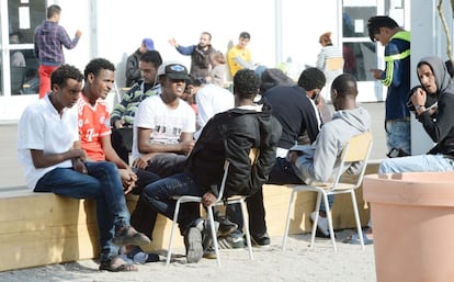 Varios hombres en un centro para refugiados, el pasado octubre en Friburgo.