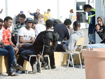 Varios hombres en un centro para refugiados, el pasado octubre en Friburgo.