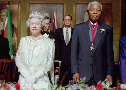 A rainha Elizabeth II durante sua visita à África do Sul junto com Nelson Mandela antes do início do banquete oficial, em junho de 1996.