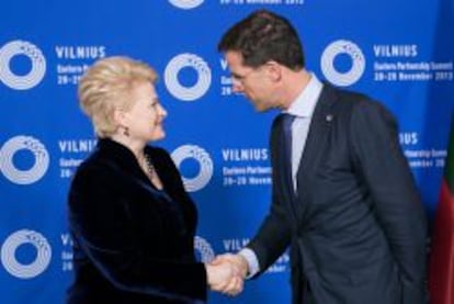 La presidente lituana, Dalia Grybauskaite (i), y el primer ministro de Holanda, Mark Rutte (d), a su llegada a la III Cumbre de Vilnius (Lituania). 