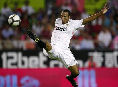 Luis Fabiano trata de controlar un balón durante el partido.