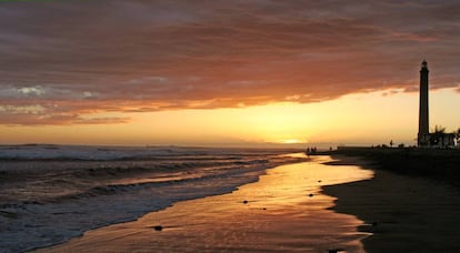 Atardecer en una playa de la localidad de Maspalomas.