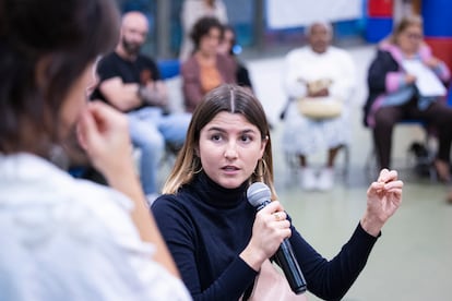 Carme Arcarazo, durante una asamblea del Sindicato de Inquilinas en la escuela Drassanes de Barcelona.