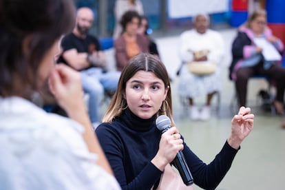 Carme Arcarazo, durante una asamblea del Sindicato de Inquilinas en la escuela Drassanes de Barcelona. 