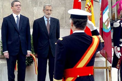 En la imagen, la ofrenda floral a Coln, realizada por el alcalde de Madrid, Alberto Ruiz-Gallardn y el embajador de Uruguay, Jos Mara Araneo. En el homenaje, Gallardn ha querido recordar a las vctimas del 11-M.