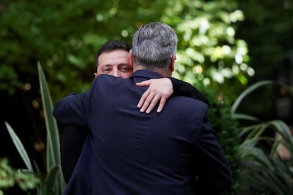 El presidente de Ucrania, Volodímir Zelenski, y el primer ministro británico Keir Starmer, se abrazan en Downing Street, Londres, este jueves.