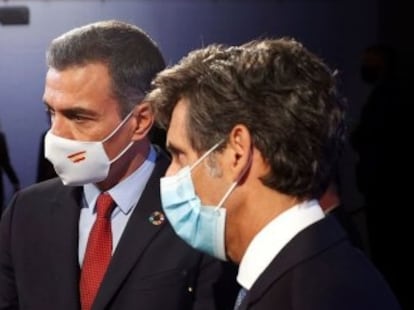Telefónica executive chairman José María Alvarez-Pallete (r) with Spanish PM Pedro Sánchez at a conference on Monday.