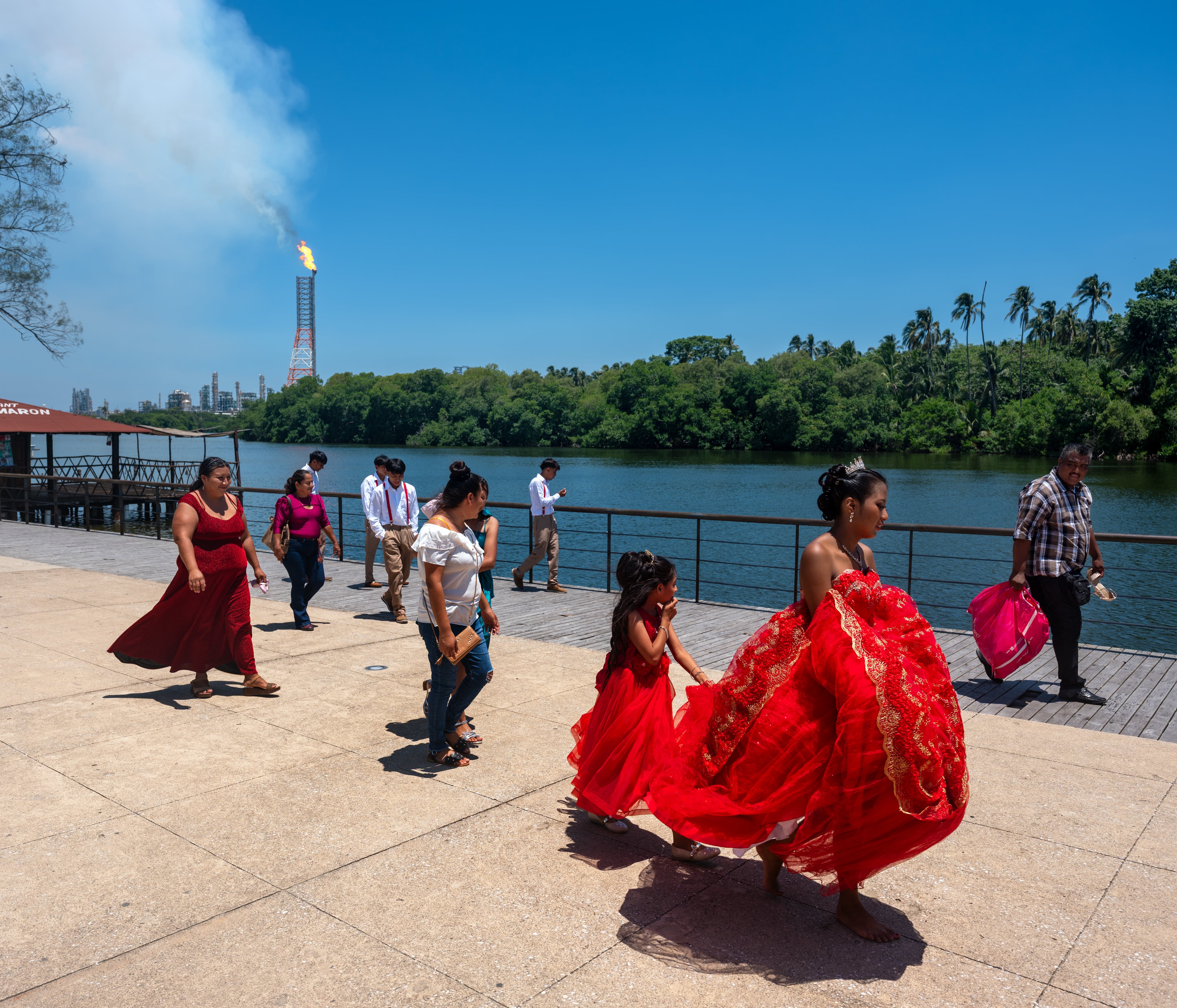 El Paraíso de Dos Bocas, un mechero de petróleo arde al lado de tu escuela