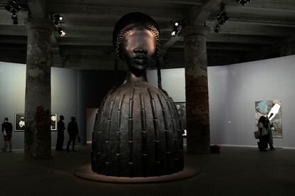 'Brick House', de Simone Leigh, da la bienvenida a la muestra principal de la bienal en el Arsenale de Venecia. Además, la artista, la más expuesta en esta edición, tenía otra obra más en un jardín de esculturas en el exterior del recinto.