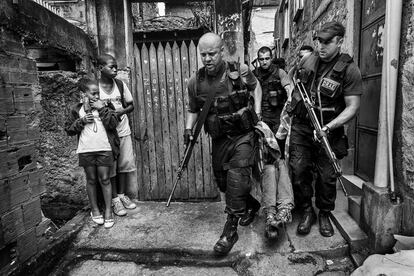 Policías de la división antiexplosivos arrestan a un hombre ante la mirada de dos niños (noviembre, 2009).