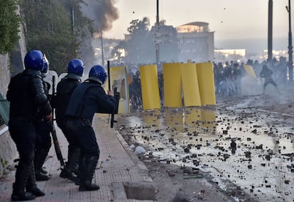 Manifestantes y policías se enfrentan durante las protestas.