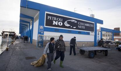 Cartel contra las prospecciones en la lonja del puerto de Castellón.