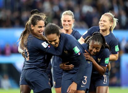 As jogadoras da França celebram a zagueira Wendie Renard, que marcou dois dos quatro gols da vitória francesa. As sul-coreanas mal conseguiram se aproximar da área adversária e estiveram muito longe de marcar um gol.