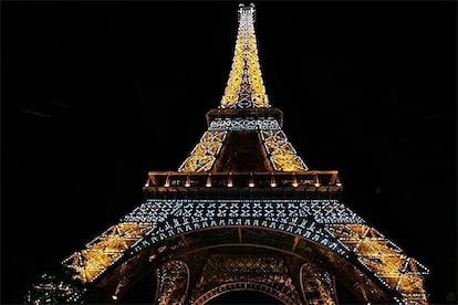 La Torre Eiffel es el gran hito de la construcción monumental en hierro forjado y la imagen de París por antonomasia. Visitada por más de seis millones de turistas al año, fue proyectada por Alexandre Gustave Eiffel, que llegó a vivir en las habitaciones de la cúspide, para Exposición Universal de París de 1900. Pesa 7.300 toneladas. (REUTERS)