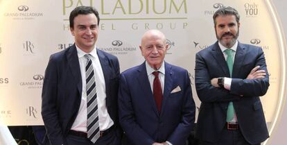 Abel Matutes Prats, presidente de Palladium Hotel Group; Abel Matutes Juan, presidente del holding Grupo Empresas Matutes; y Jesús Sobrino, consejero delegado de Palladium Hotel Group.