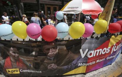 Militantes de la coalici&oacute;n Cambiemos invitan a votar por el candidato opositor Mauricio Macri este mi&eacute;rcoles en el centro de Buenos Aires.