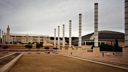 Césped completamente seco en el anillo olímpico de Barcelona, con el estadio olímpico y el Sant Jordi de fondo, esta semana en Barcelona.