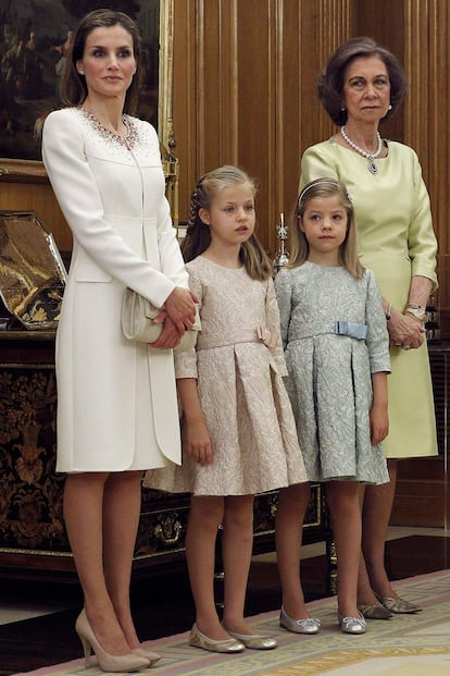 Las mujeres de la familia real han optado por colores claros y primaverales. Desde el blanco de la reina Letizia al verde lima de doña Sofía, pasando por los tonos empolvados de las pequeñas.