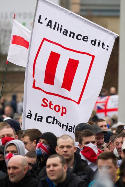 Marcha ultraderechista, ayer en la localidad británica de Luton.