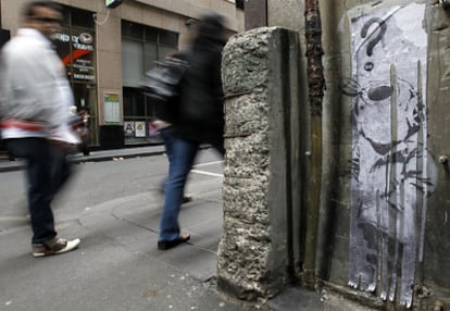 Una reproducción en vinilo de la obra de Banksy <i>Little Diver</i> en las calles de Melbourne.