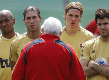 Luis charla con Senna, Ramos, Torres y Cesc en la sesión preparatoria.