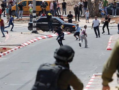Dos soldados israelíes durante los disturbios cerca de Hebrón, este lunes.