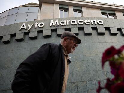 Una persona pasea frente al Ayuntamiento de Maracena (Granada), en una imagen de archivo.