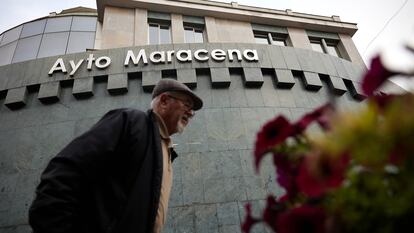 Una persona pasea frente al Ayuntamiento de Maracena (Granada), en una imagen de archivo.