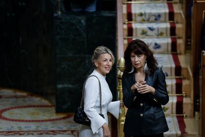 La vicepresidenta segunda del Gobierno y ministra de Trabajo, Yolanda Díaz, conversa con la ministra de Igualdad Ana Redondo, antes del comienzo de la apertura de la XV Legislatura, en una sesión de las Cortes Generales. 