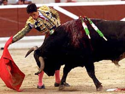 Miguel Abellán, durante la faena de muleta a su segundo toro.