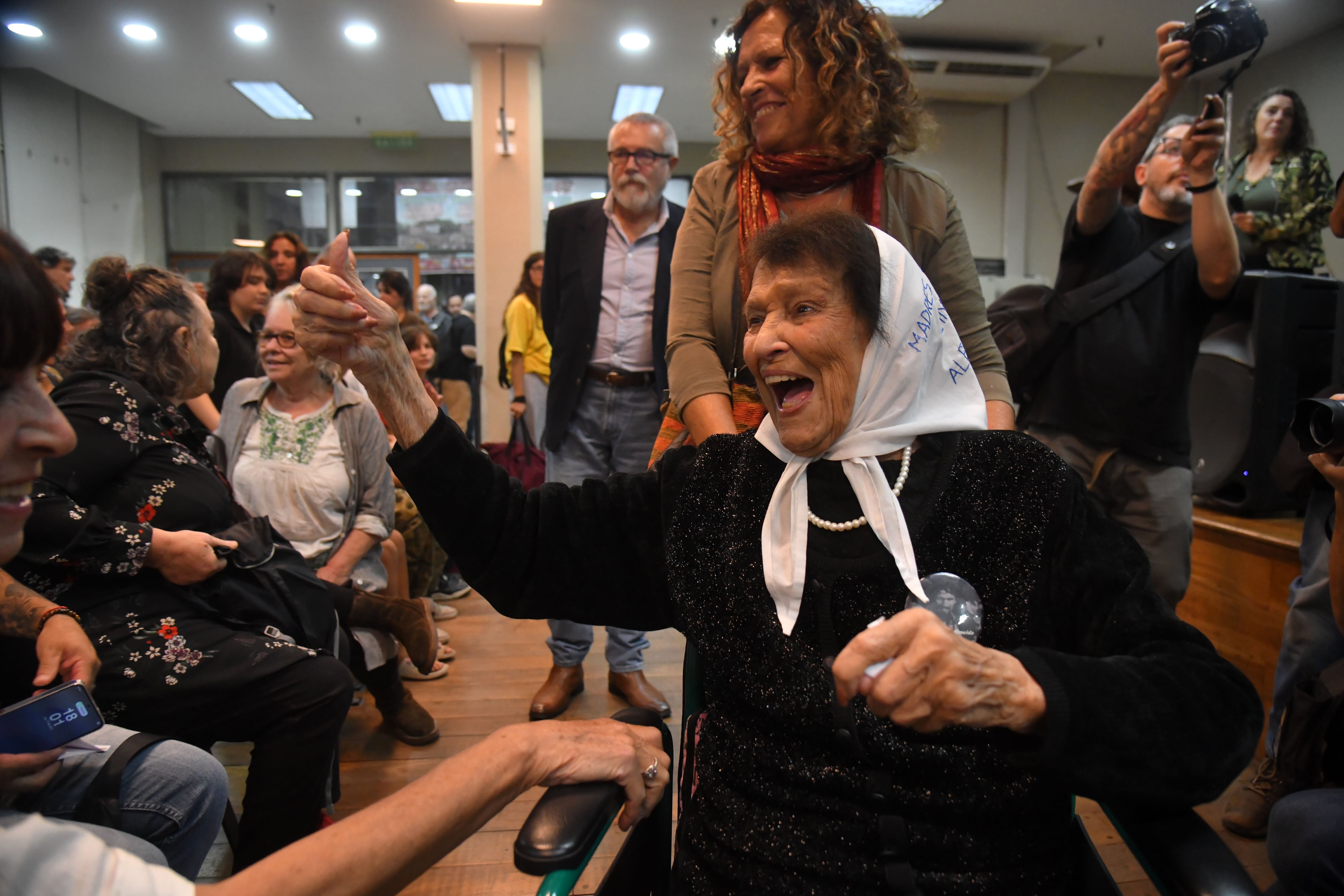 Taty Almeida llega a la Facultad de Filosofía y Letras de la UBA.