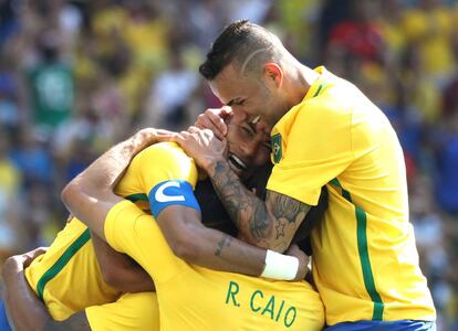 Jugadores brasileños celebran un gol