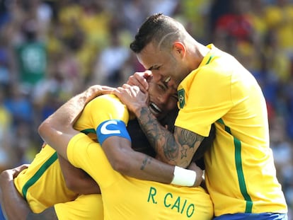 Jugadores brasile&ntilde;os celebran un gol