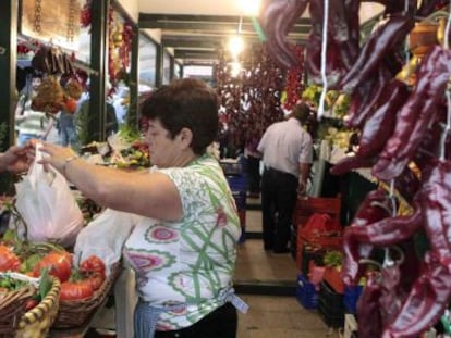 Un puesto del mercado del Último Lunes de Gernika de 2013.