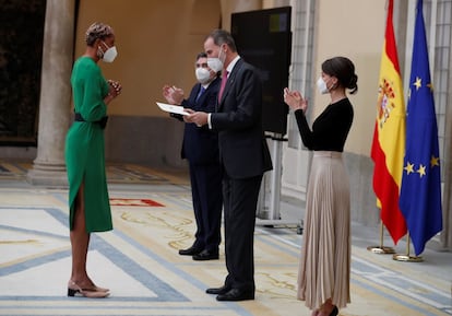 Los Reyes Felipe y Letizia hicieron entrega durante el acto de entrega de los Premios Nacionales del Deporte 2018, celebrado este martes en el Palacio de El Pardo. El trofeo comunidad iberoamericana a la atleta Yulimar Rojas.