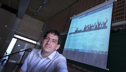 El profesor de Periodismo Guillermo L&oacute;pez, en un aula de la Universitat de Val&egrave;ncia.