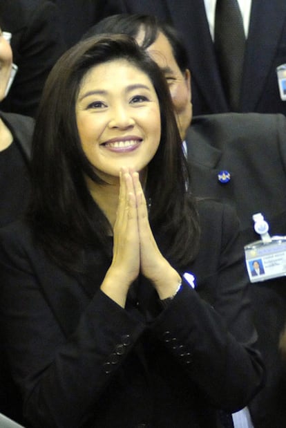 Shinawatra saluda en el Parlamento tras su elección.