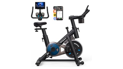 Gadgets para treinar em casa em um fundo branco.