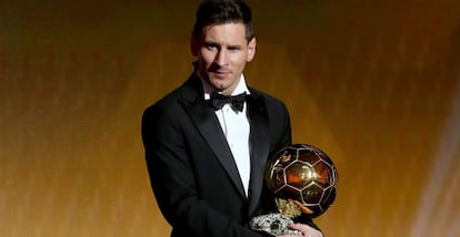 Leo Messi, con el Bal&oacute;n de Oro que le distingue como mejor jugador del mundo en 2015