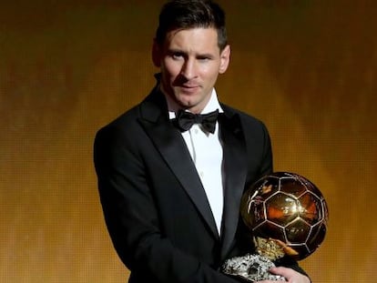 Leo Messi, con el Bal&oacute;n de Oro que le distingue como mejor jugador del mundo en 2015