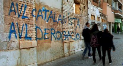 Pintada contra la Acadèmia de la Llengua frente a la sede de la institución en Valencia.