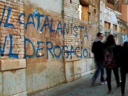 Pintada contra la Acad&egrave;mia de la Llengua frente a la sede de la instituci&oacute;n en Valencia.