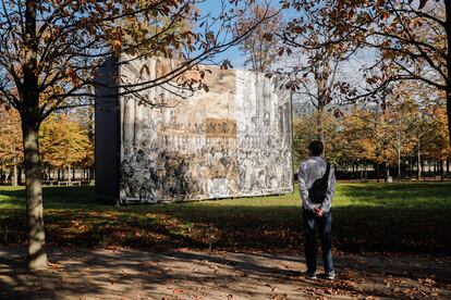 Un hombre mira la instalación 'Les Noces' de Romeo Mivekannin expuesta en los Jardines de Tuileries de París.