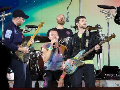 Jonny Buckland, Chris Martin, Will Champion y Guy Berryman, integrantes de la banda Coldplay, en el Rose Bowl Stadium de Pasadena (California), el 30 de septiembre de 2023.