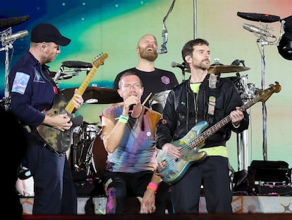Jonny Buckland, Chris Martin, Will Champion y Guy Berryman, integrantes de la banda Coldplay, en el Rose Bowl Stadium de Pasadena (California), el 30 de septiembre de 2023.