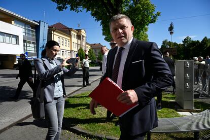 Robert Fico, a su llegada a la reunión del Gobierno en Handlová, este miércoles 15 de mayo de 2024. 